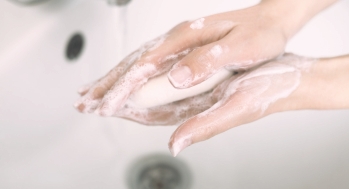 Se laver les mains pour éviter la diarrhée du voyageur